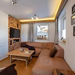 Luxus Almhuette * בריקסן אים טהלה